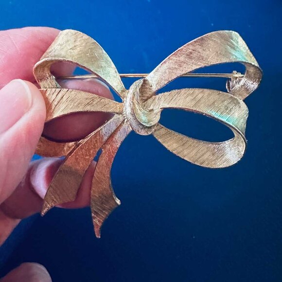 VINTAGE Signed Sarah Coventry 2" Gold Tone Holiday Bow Ribbon Brooch Pin - Picture 5 of 5